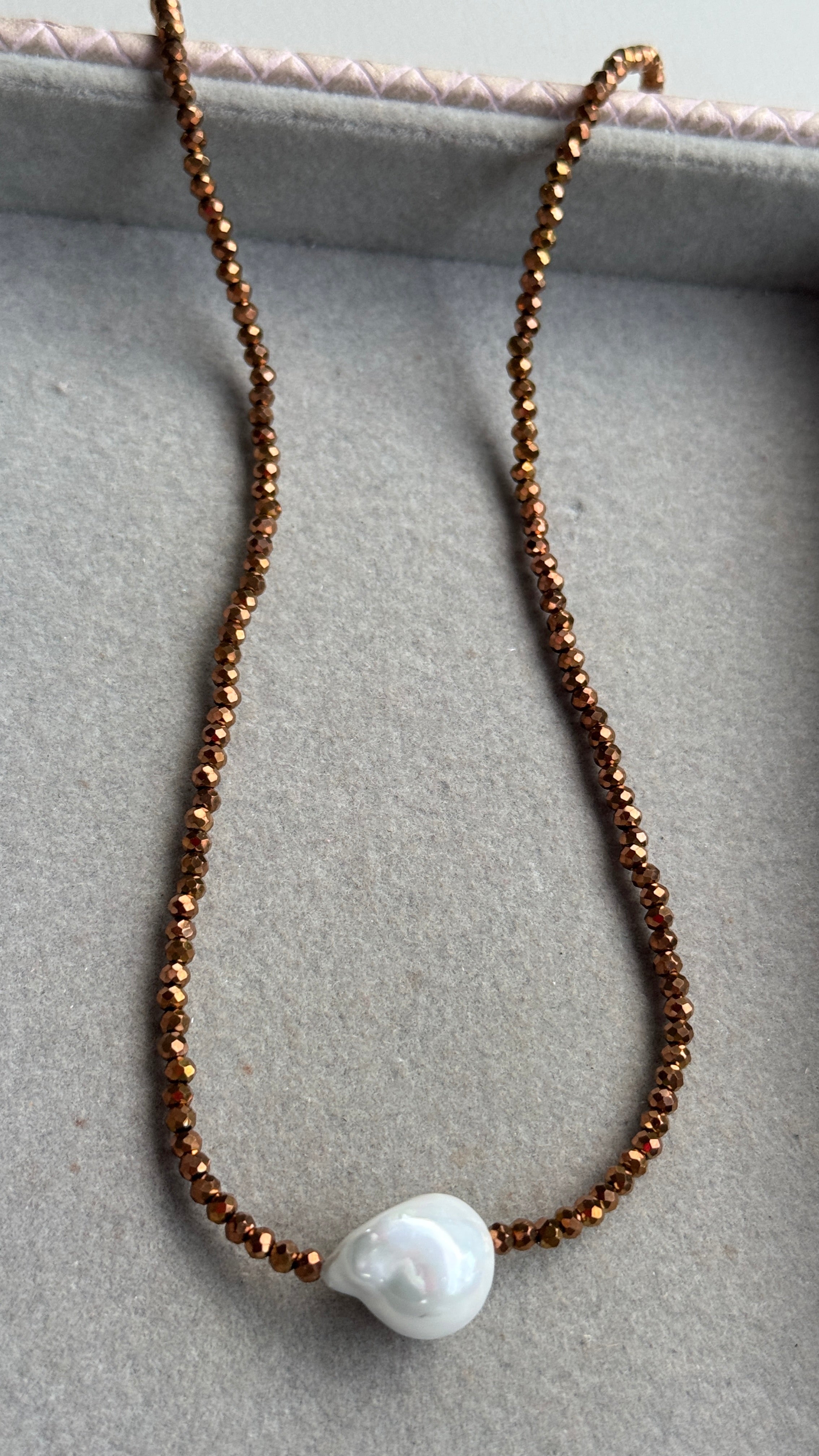 Colar cristal pérola Shell - Marrom dourado