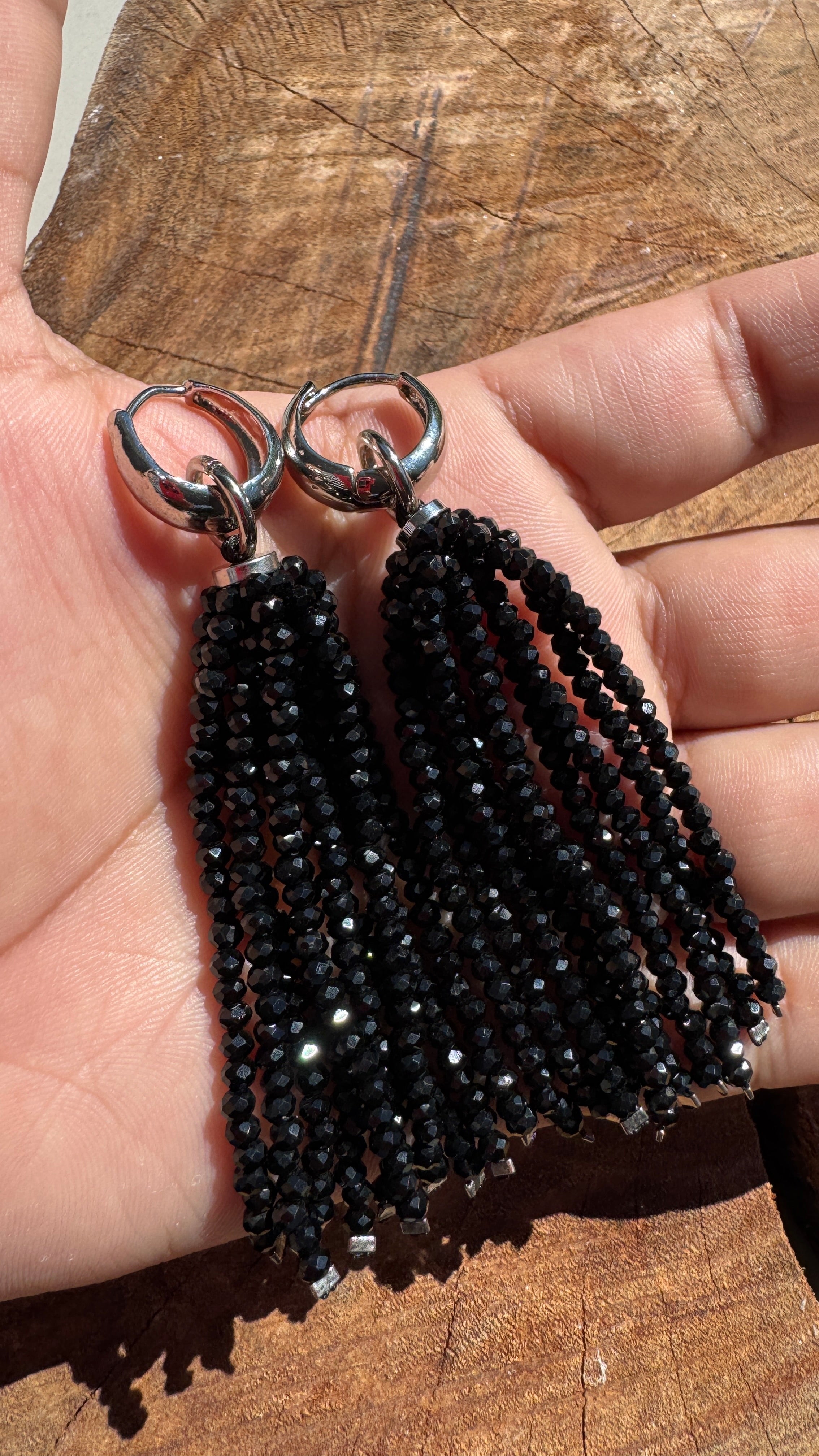 Brinco Zayah - Preto acabamento prata