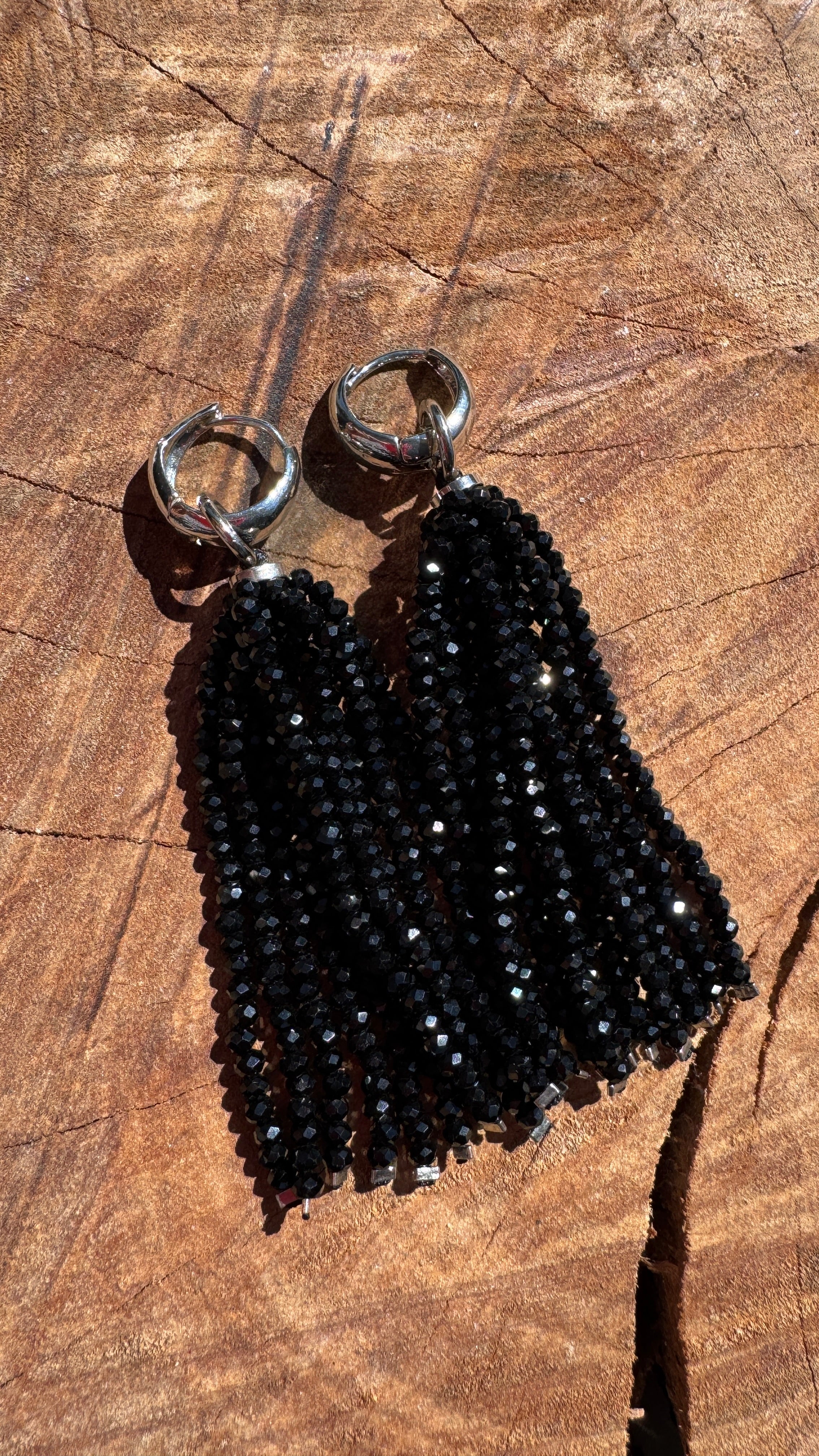 Brinco Zayah - Preto acabamento prata