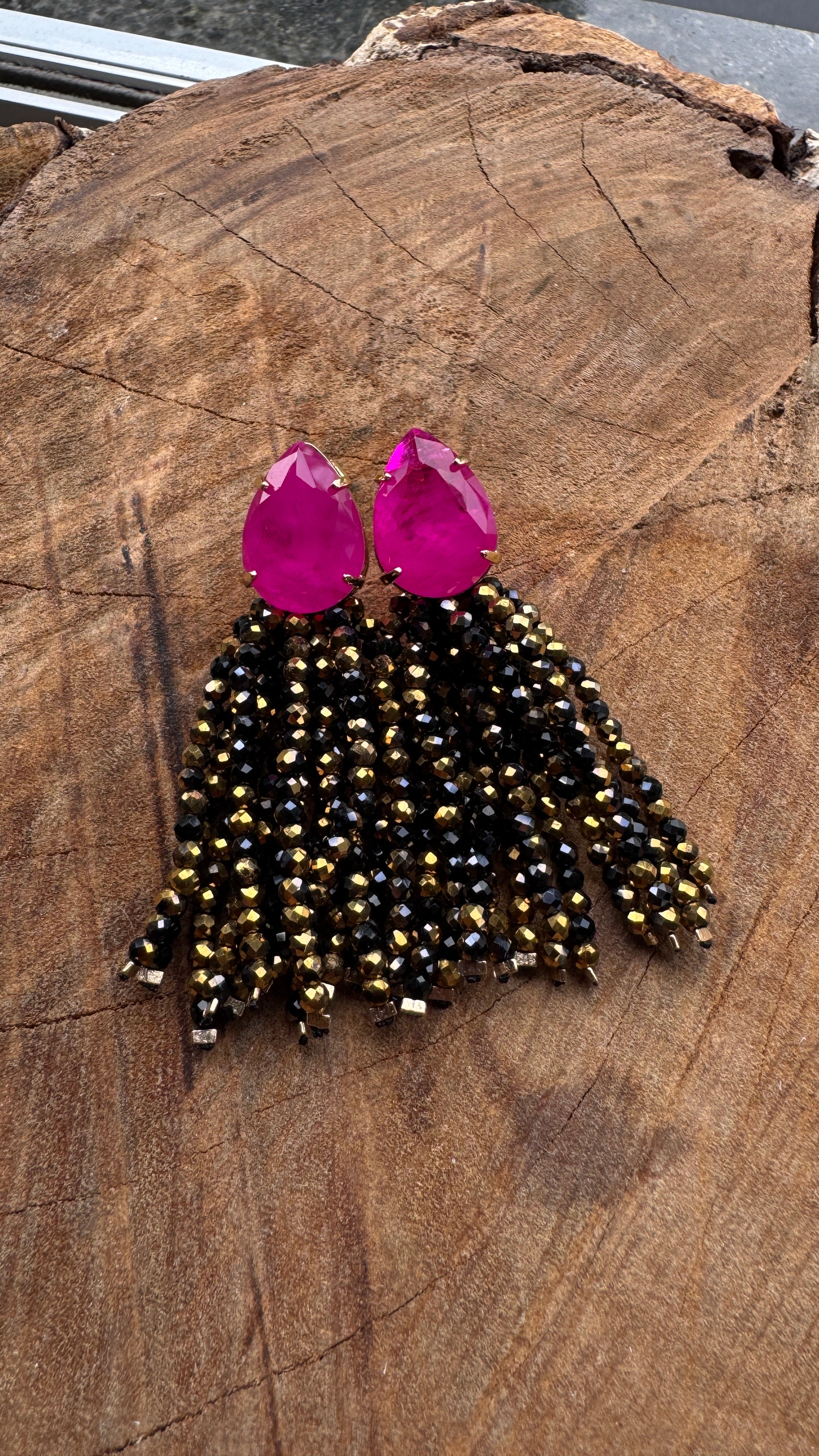 Brinco Íris - preto dourado