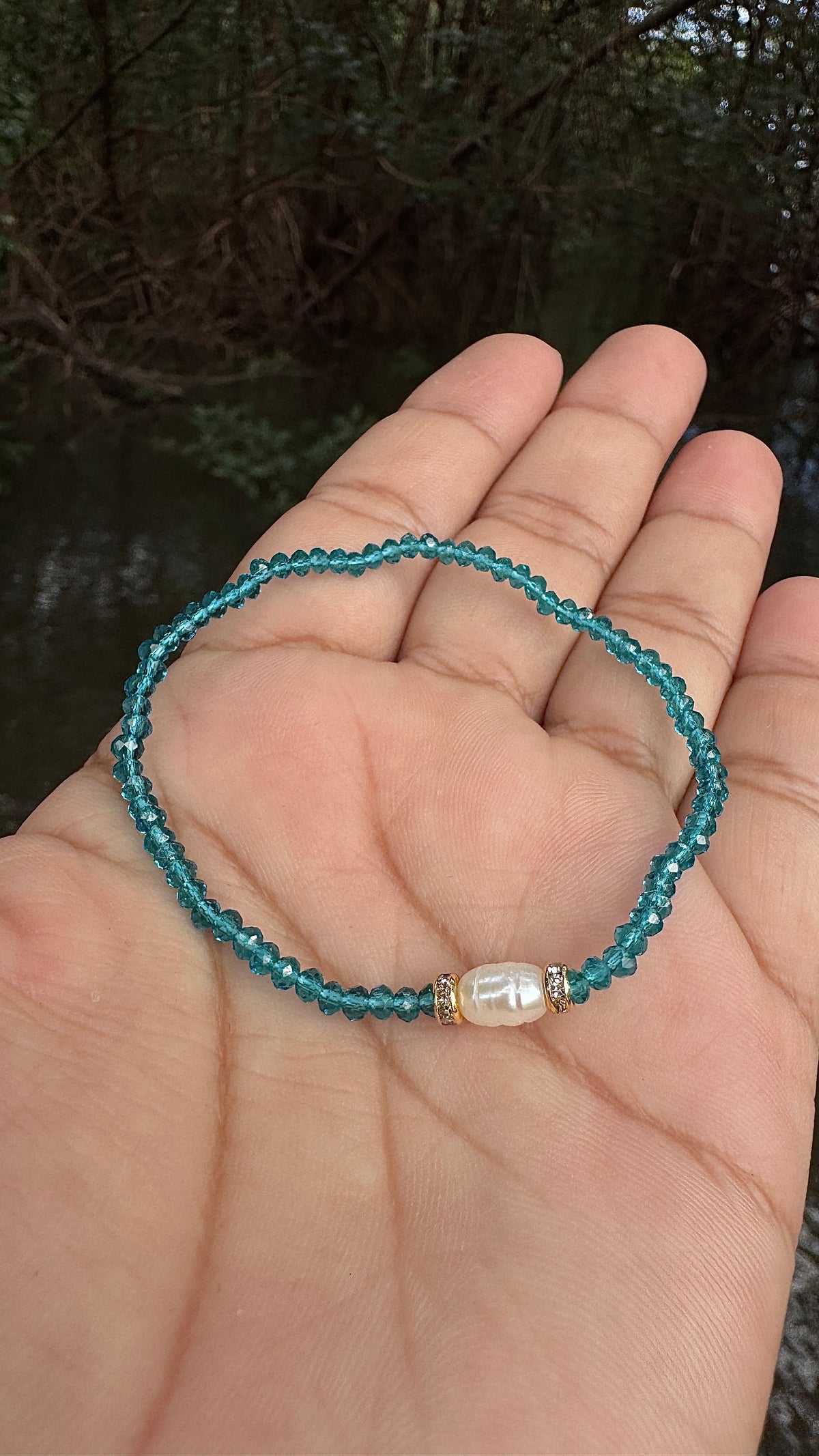 Pulseira de cristal e pérola - azul petróleo translúcido